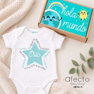 Body blanco personalizado con el nombre y datos de nacimiento del bebé en forma de estrella, junto a una caja kraft «Hola mundo».