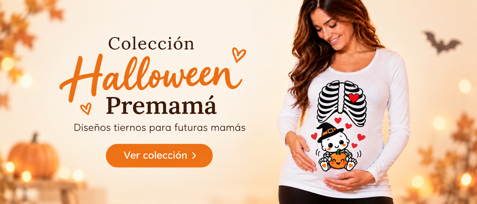 Modelo con camiseta premamá blanca de Halloween con bebé esqueleto, gorro de bruja, calabaza y corazones rojos.